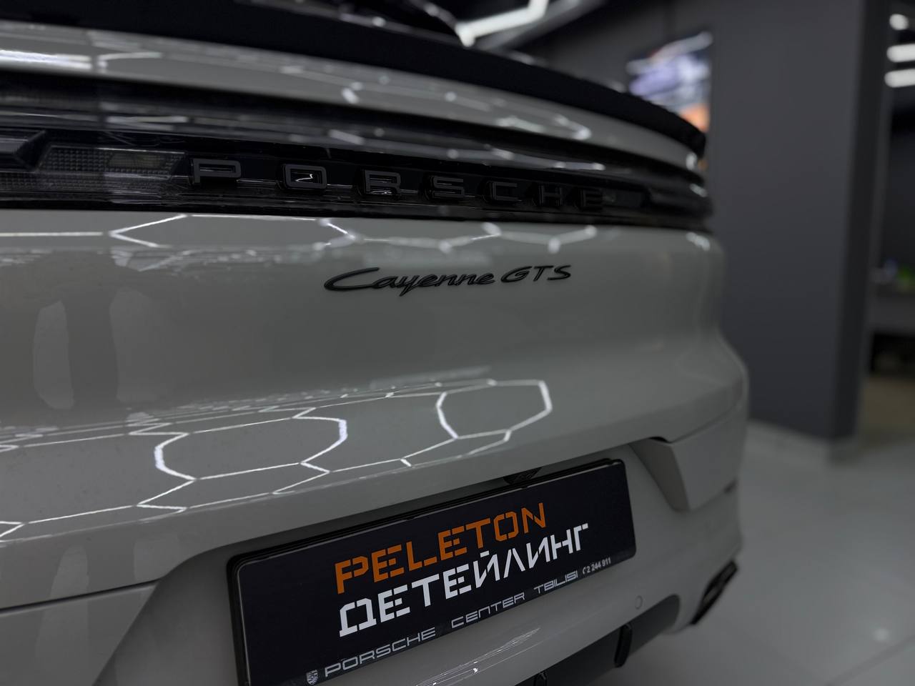 Оклейка Porsche Cayenne GTS в полиуретановую пленку 230 мкм: максимальная защита для максимального автомобиля